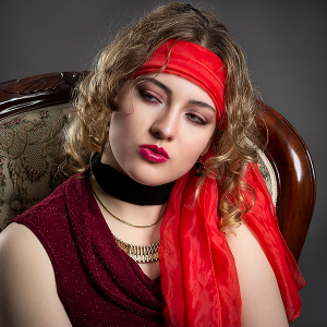 Wrapped stillness. A natural portrait of Leah Bell, where simplicity and warmth create a sense of ease, openness, and quiet charm.