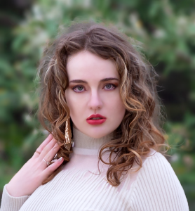 Portrait set against nature. Leah portrait amongst nature